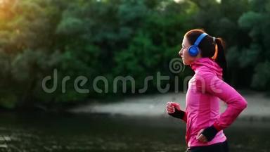 清晨在阳光明媚的黎明时分，在池塘附近的公园里慢跑，女孩正准备去马里亚诺，带领一个健康的人